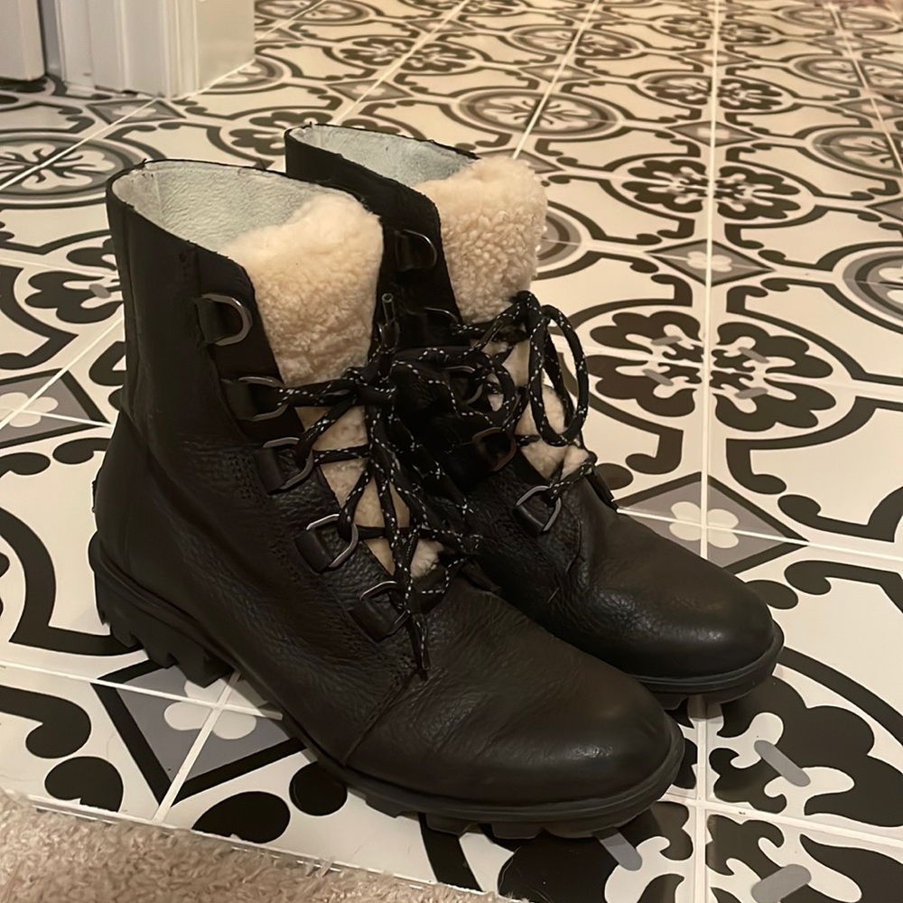 Sorel Lace-Up boot with Sherpa detail 9.5